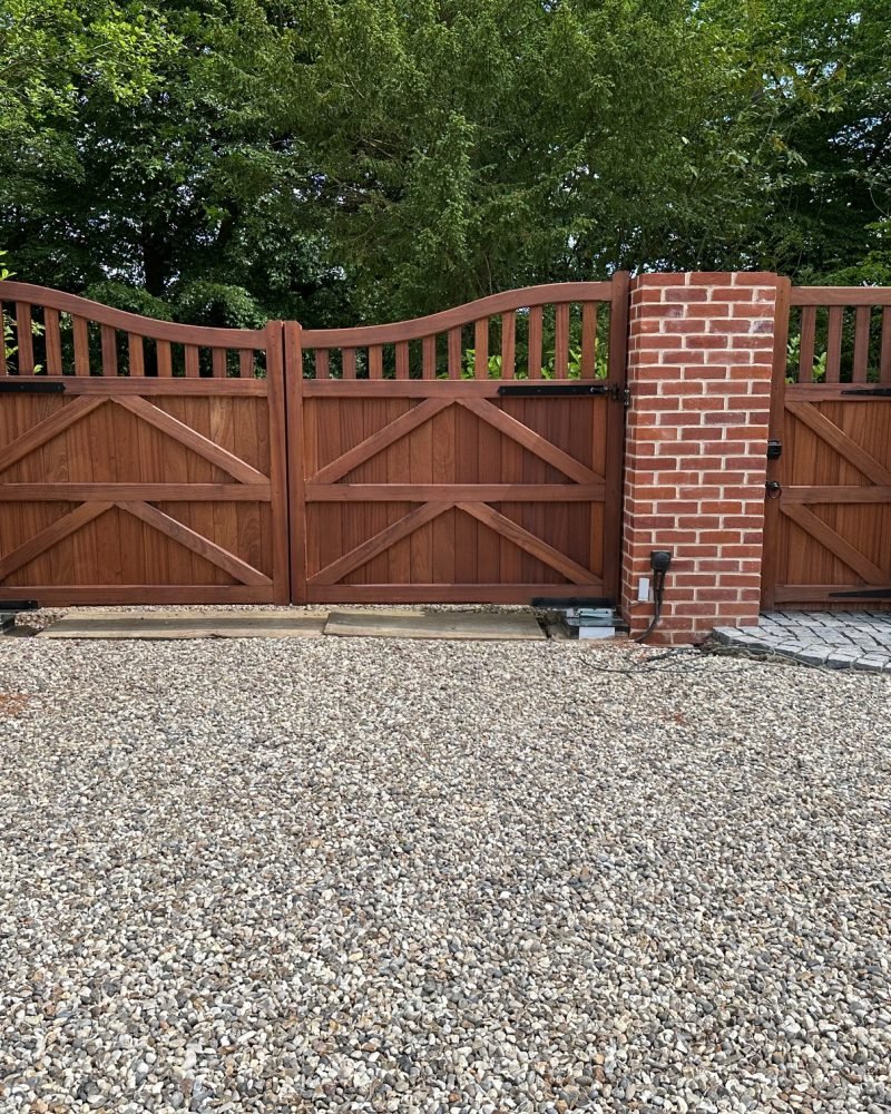 Hardwood gates on CAME new FROG X automation with matching side gate