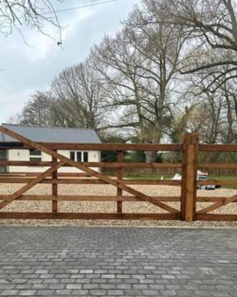 Hook ekectric driveway gates fitted in Essex