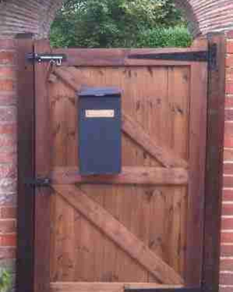 Suffolk Straight Top Gate Behid Archway - Tarmec and Croft