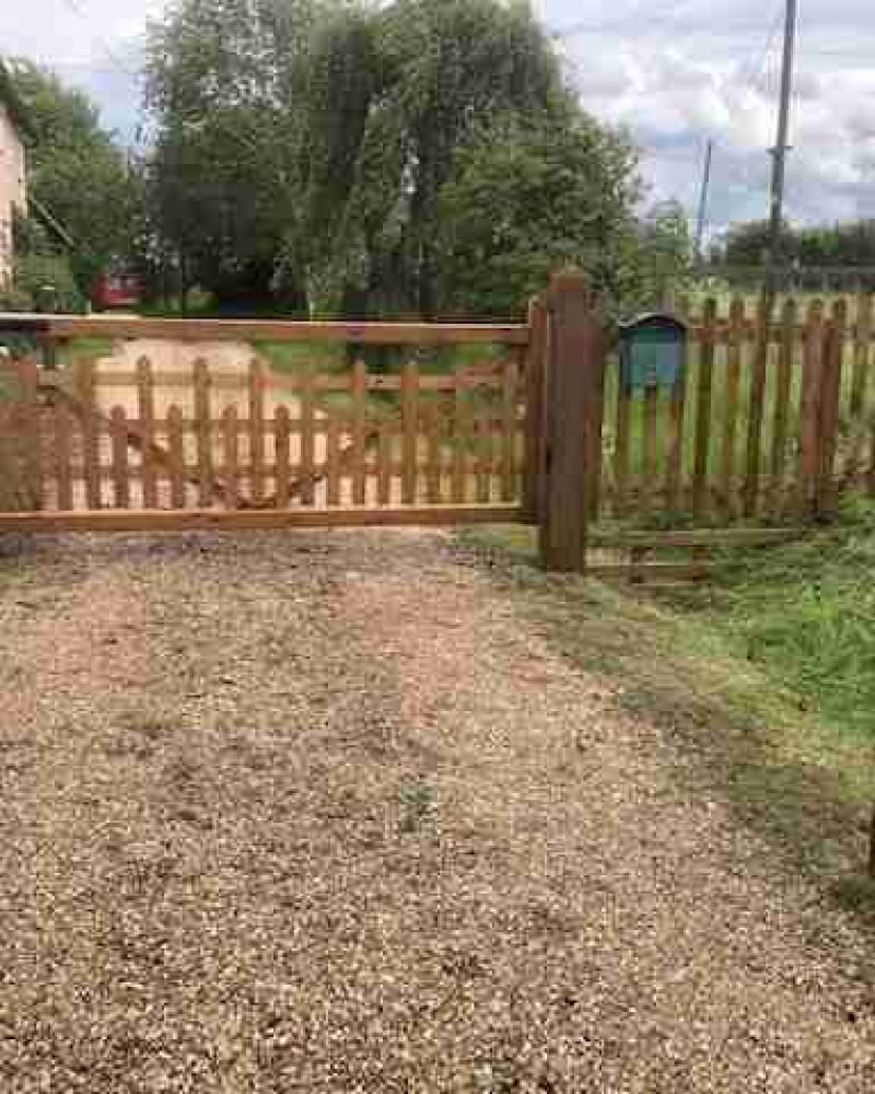 Maldon 5 bar gates in driveway 01787 224848picket 5 bar gates in driveway 01787 224848